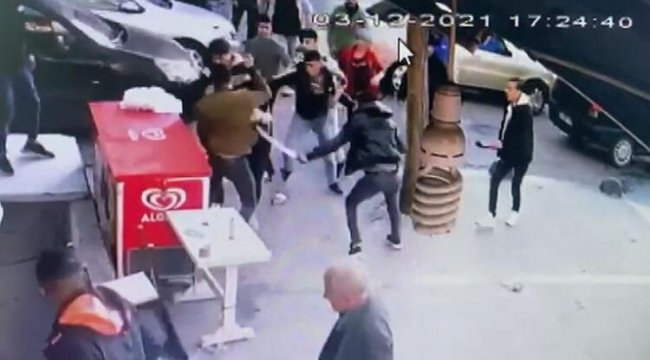 Zeytinburnu'nda satırlı bıçaklı kavga kamerada