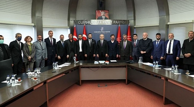 AKP'den istifa eden 20 kişi CHP'ye katıldı