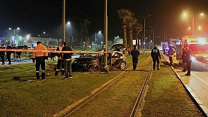 Kontrolden çıkan otomobil tramvay hattına girdi