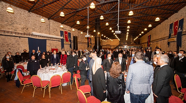 Soyer İzmir depreminde hayatını kaybedenlerin yakınlarıyla buluştu