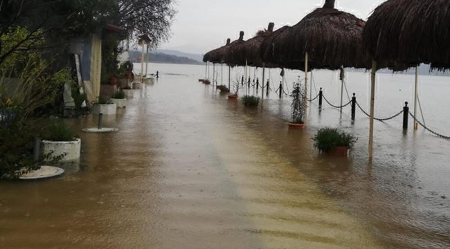 Sular 2 metre yükseldi, Köyceğiz Gölü taştı.... İlçe sular altında kaldı