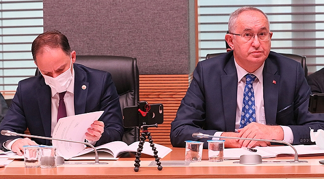 Türksat yönetiminde bir kişi dışında hepsi çift maaşlı