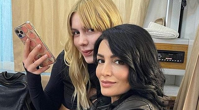 Mini elbisesiyle spor salonunda poz verdi!