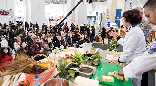 Neptun Soyer "Yerliyse Yeriz" dedi, sakızlı tarhana çorbası yaptı!