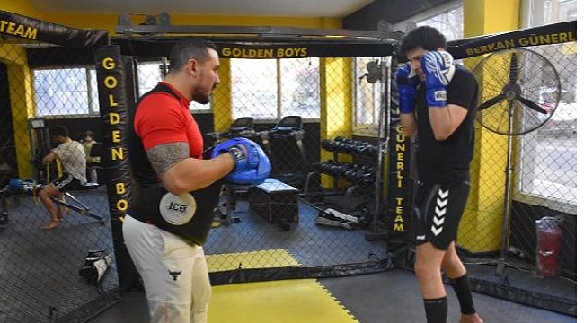 Sağlık çalışanları bitmeyen şiddete karşı kick boks öğreniyor