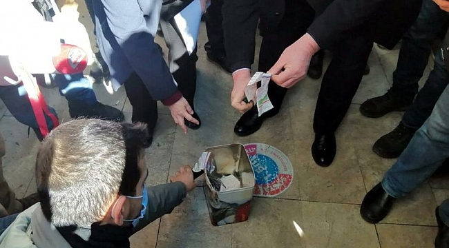 Zamlı elektrik faturalarını yakarak eylem yaptılar