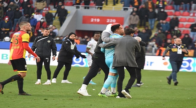 Göztepe&#039;de taraftar ve futbolcu arasında gerginlik!