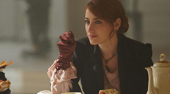 Hazal Kaya parti tarzıyla olay oldu!