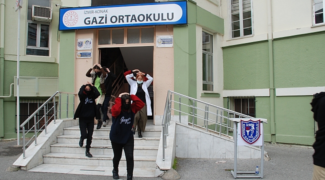 İzmir&#039;de deprem tatbikatı! Öğrenciler, 30 Ekim&#039;i hatırladı