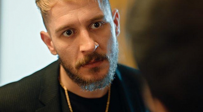 Kartal öfkesine yenik düşüyor