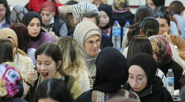Emine Erdoğan, iftarını öğrencilerle birlikte yaptı