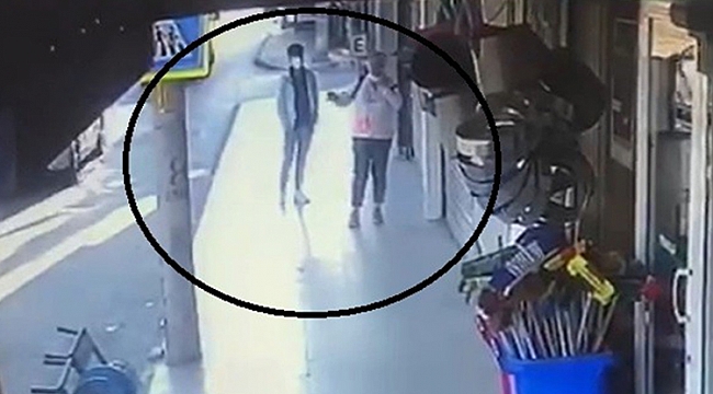 Kadın konuşurken telefonunu çaldı