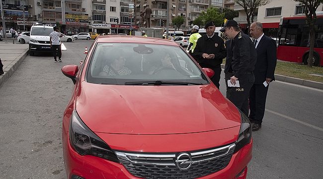 Karşıyaka’daki sürücülere “Bayramınız kemerli olsun&quot; dendi