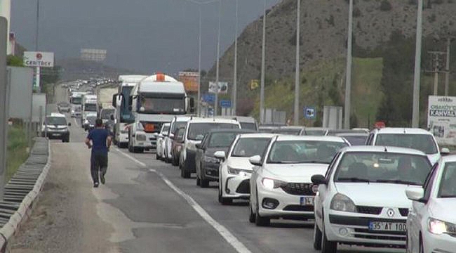 Kilometrelerce araç kuyruğu: 43 ilin geçiş noktasında yoğunluk