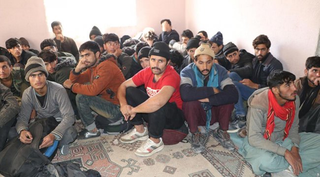 Tek katlı evde 35 kaçak göçmen yakalandı! Gizli ek kapı girişi yapılmış
