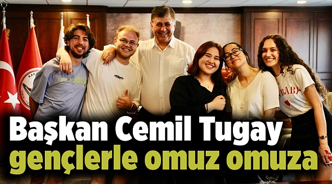 Başkan Cemil Tugay gençlerle omuz omuza