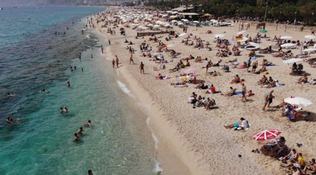 Bayram tatilini fırsat bilenler Alanya plajlarına akın etti