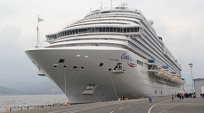 Bin 200 yolculu dev gemi İzmir'e geldi