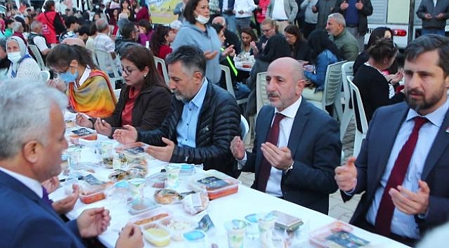 CHP&#039;li Öztunç depremzede iftarında Erdoğan&#039;a seslendi