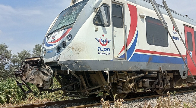 İzmir'de feci kaza: Yolcu treni traktöre çarptı