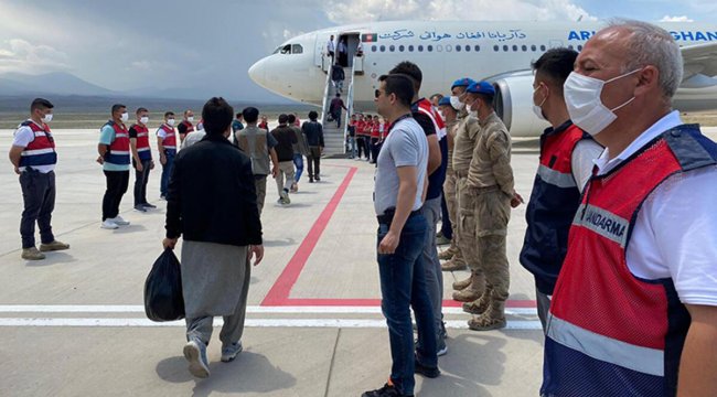 Afgan 1237 kaçak göçmen daha ülkesine gönderildi