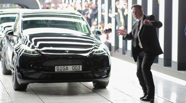 Elon Musk'tan çalışanlarına sert çağrı: Ya ofise gelin ya gidin