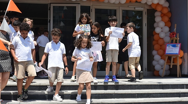 İzmir&#039;de öğrenciler karnelerini aldı