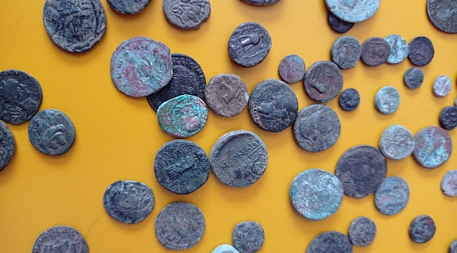 İzmir&#039;de tarihi eser niteliğinde 61 sikke ele geçirildi
