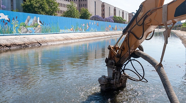 İZSU ekiplerinden Manda Deresi'nde temizlik operasyonu
