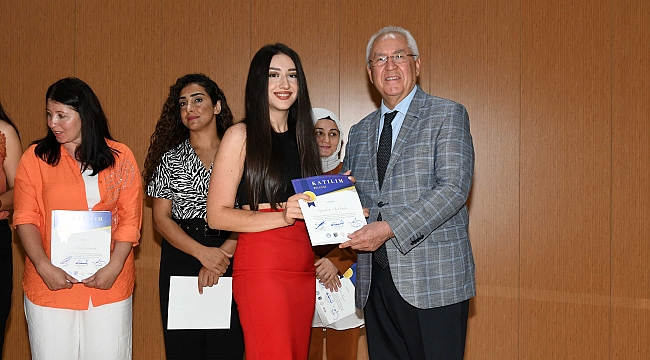 Karabağlar Semt Merkezi kursiyerleri belgelerini aldı