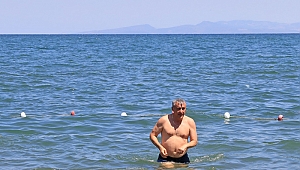 Körfezin ilk mavi bayraklı plajında Başkan İnce yüzdü