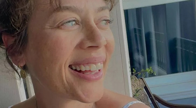 Demet Evgar hamilelik pozlarına yenisini ekledi