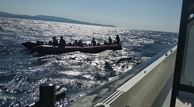 İzmir açıklarında 56 göçmen kurtarıldı, 30'u yakalandı