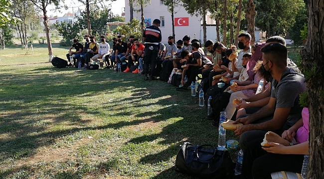 İzmir'de 278 düzensiz göçmen ve 4 organizatör yakalandı