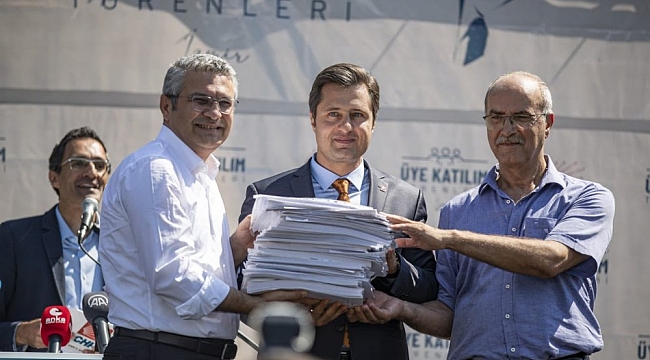 İzmir'de CHP'ye bin 500 kişi daha katıldı!