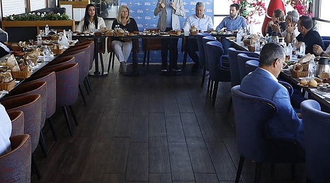 Sürekli "Vefa Buluşmasında konuştu": İlk günkü aşkla yolumuza devam ediyoruz!