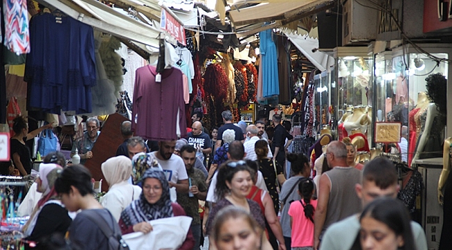 Tarihi Kemeraltı Çarşısı'nda bayram hareketliliği