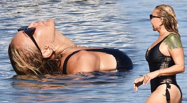 Yonca Evcimik denizde şov yaptı! Genç kızlara taş çıkardı