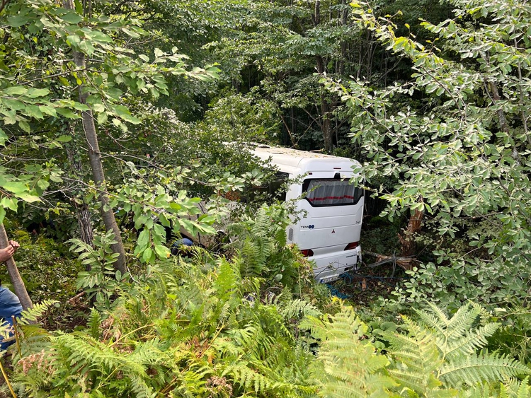 Bursa&#039;da Tur Otobüsü Şarampole Yuvarlandı, Yürekler Ağza Geldi