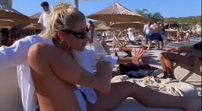 İrem Derici plajda ayağına kadeh tutuşturup içki içti!