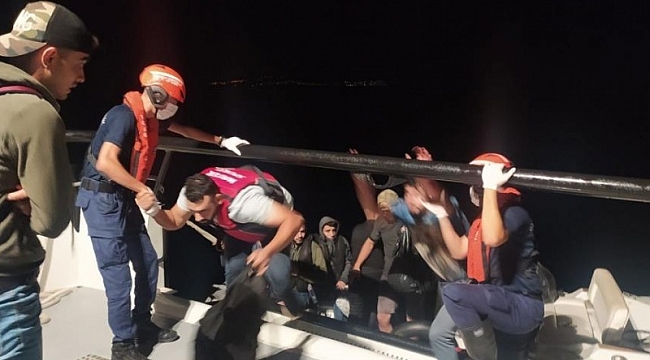 İzmir açıklarında 386 düzensiz göçmen kurtarıldı