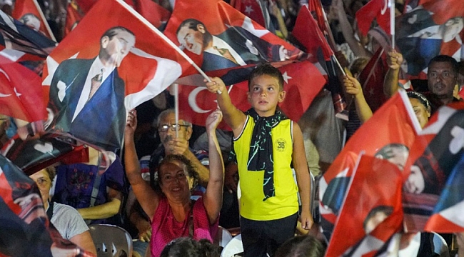 İzmir’in ilçelerinde zafer coşkusu!