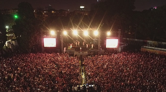 İzmirliler 30 Ağustos’u Zeynep Bastık konseriyle kutladı
