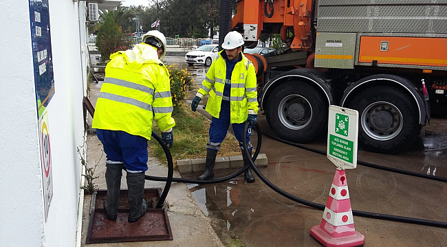 İZSU ekipleri yoğun yağış alan bölgelere anında müdahale ediyor