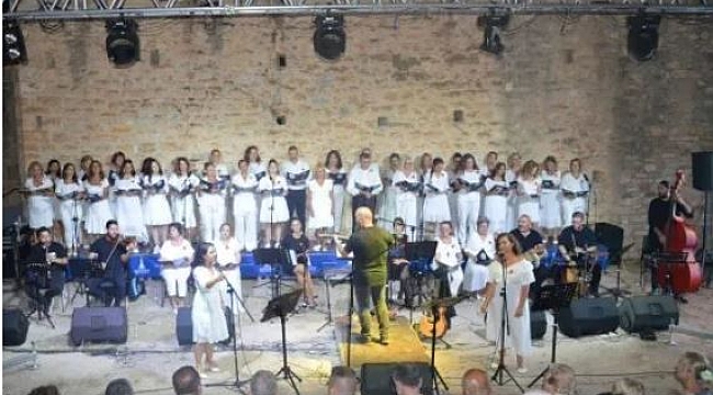 TARİHİ ÇEŞME KALESİNDEN EGE DENİZİNE BARIŞ TÜRKÜLERİ