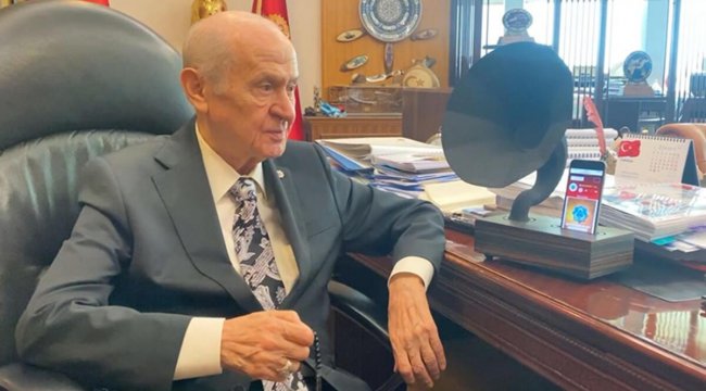Bahçeli, ismini koyduğu radyo kanalı &#039;Efebey&#039;in ilk yayınını dinledi