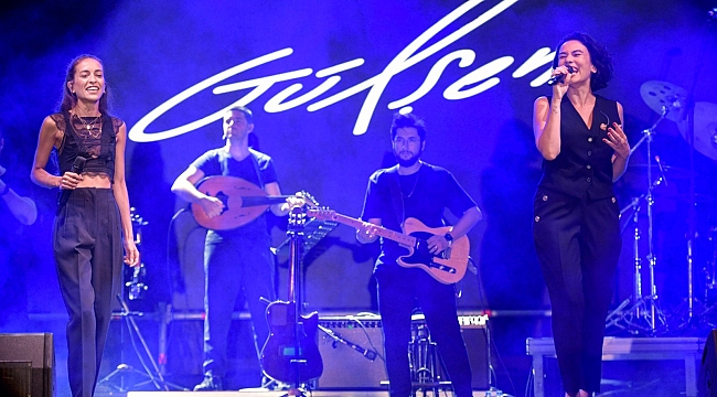 Binlerce İzmirli Gülşen'in şarkılarını hep bir ağızdan söyledi