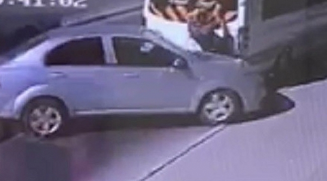 İki aracın arasında kaldı: İzmir'de feci ölüm