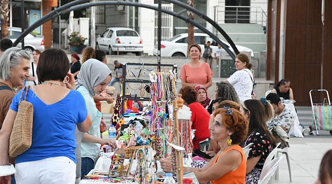 Narlıdere Gece Pazarı'na büyük ilgi