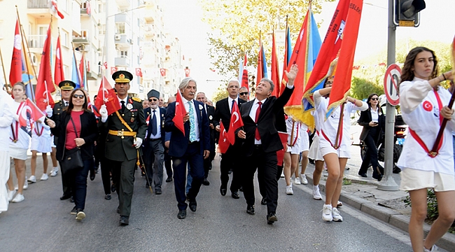 Bornova sokaklarını cumhuriyet coşkusu sardı